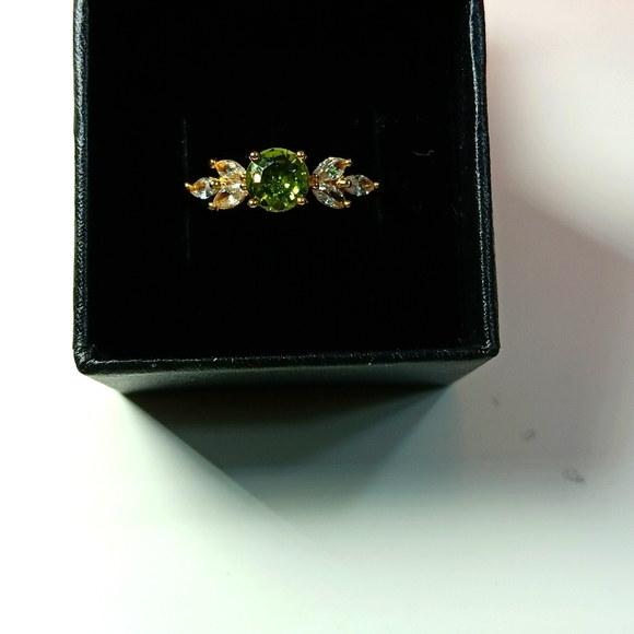 18K GOLD ROUND CUT GREEN PERIDOT ZIRCONIA RING SIZE 9 NWT - Picture 6 of 6